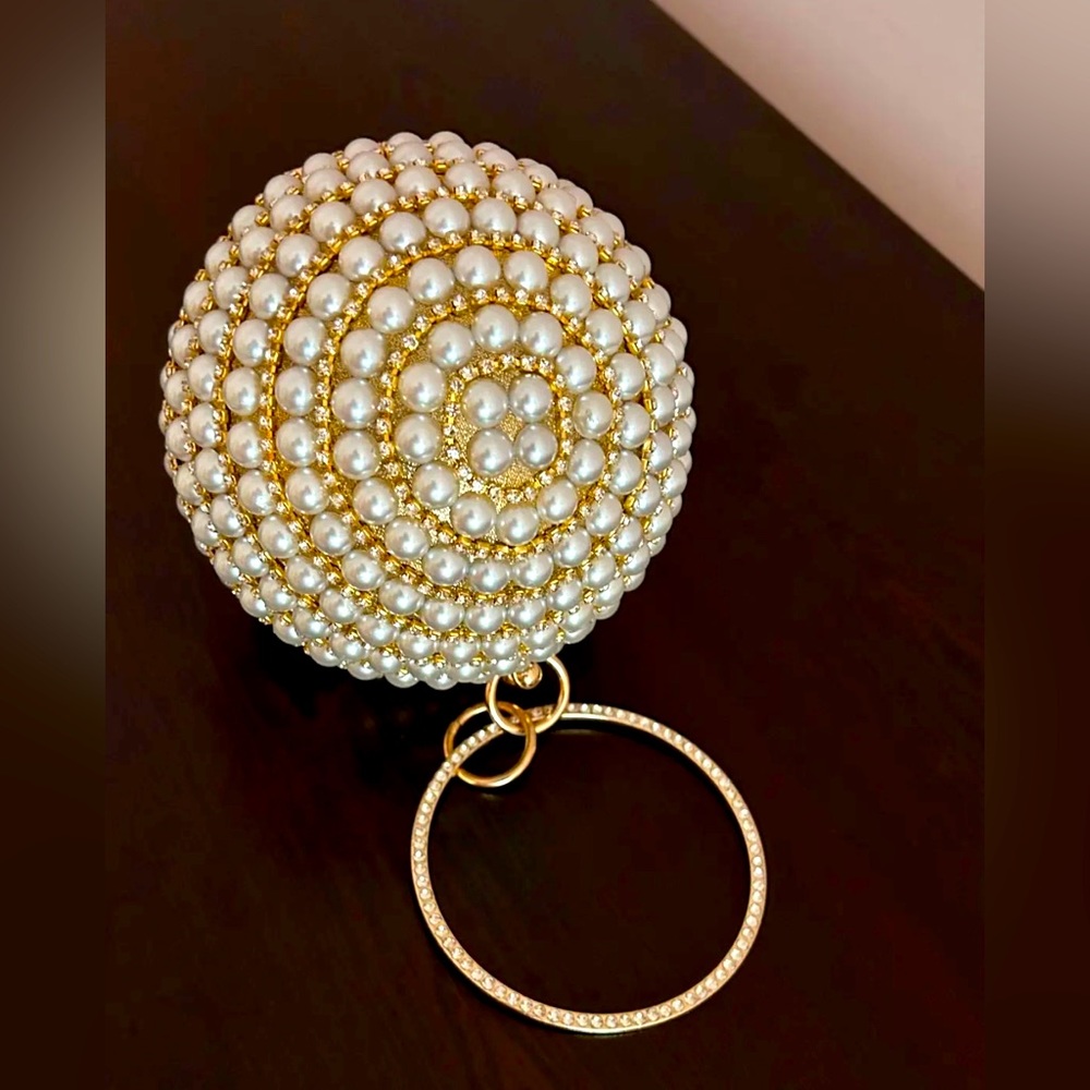 Golden pearls round clutch bag